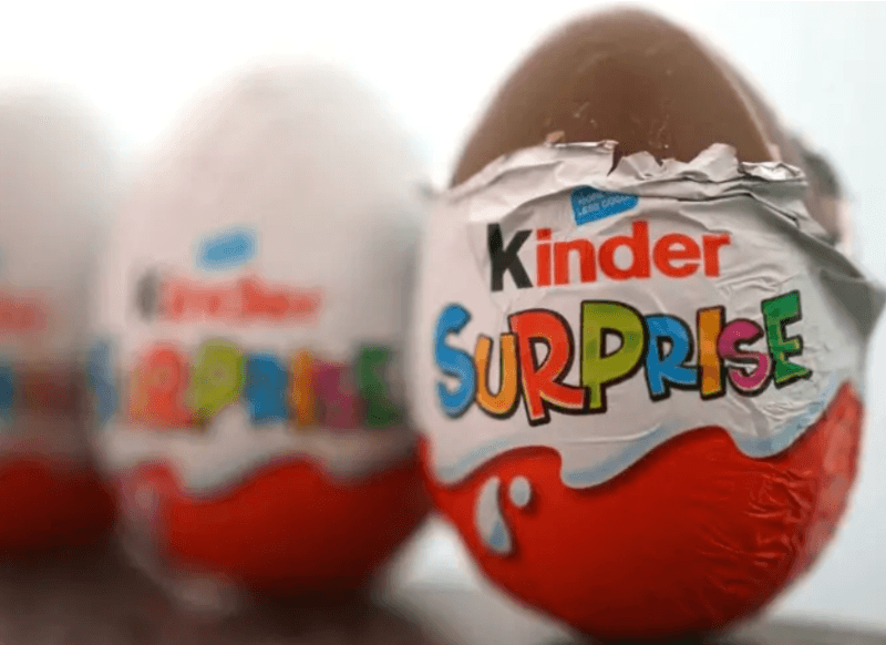 Largohen nga tregu miliona vezë “Kinder Surprise”, përmbanin bakterin salmonela