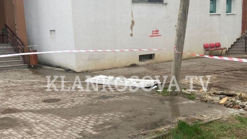 Bie fasada në repartin e hemodializës në Prishtinë (FOTO)