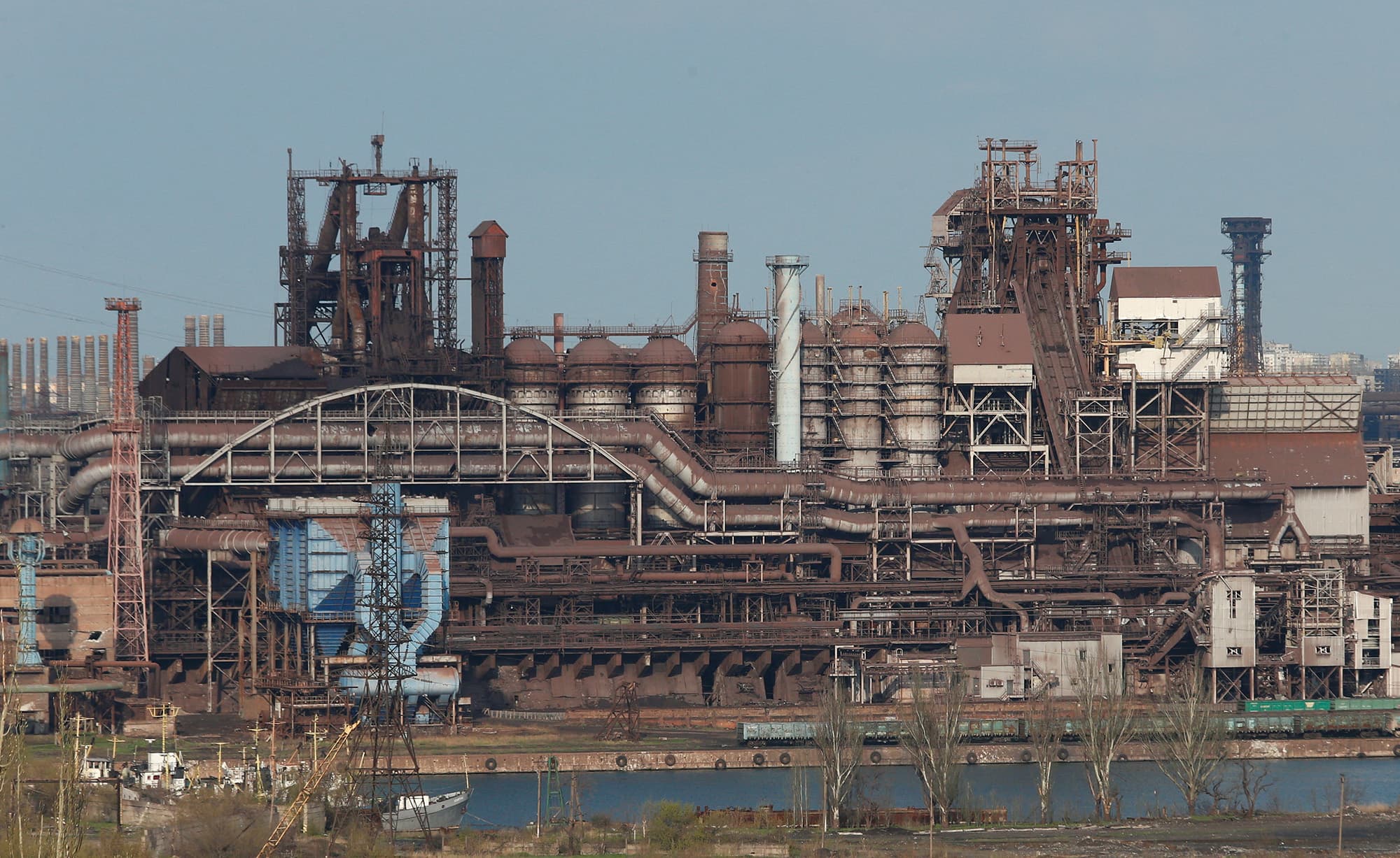 Rusia ofron armëpushim për civilët që të largohen nga fabrika "Azovstal" në Mariupol, thotë ministria e mbrojtjes