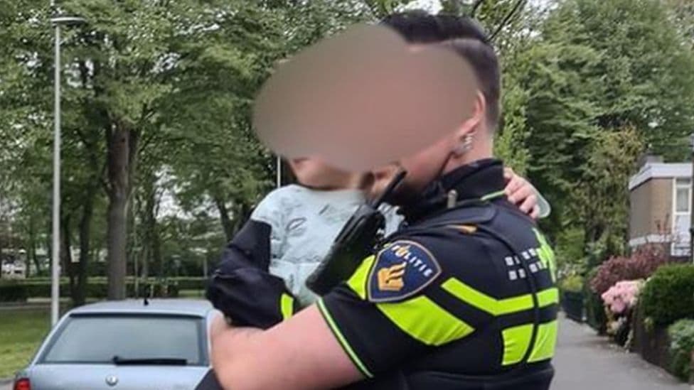 Katërvjeçari mori makinën e nënës për një shëtitje, ishte në pizhame dhe këmbëzbathur