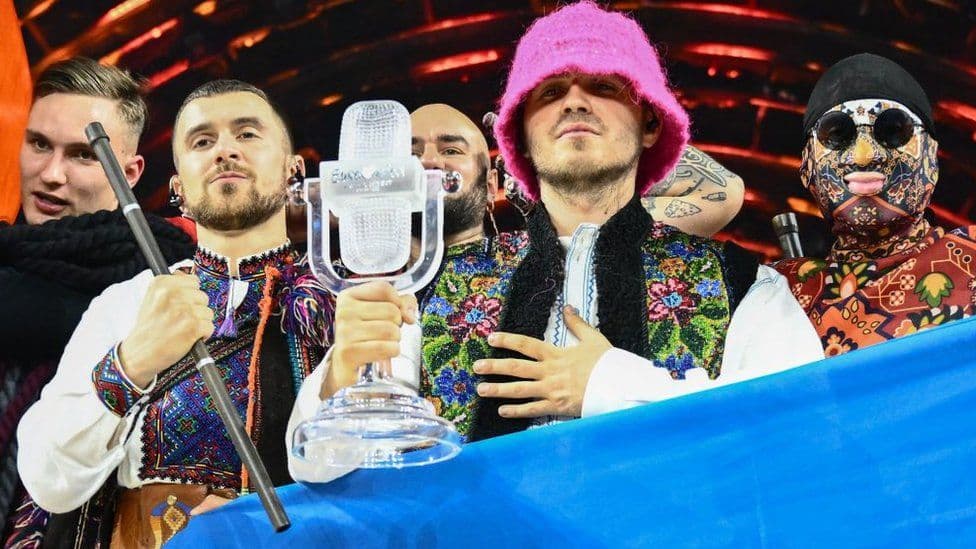 Fituesit e Eurovizionit e shesin trofeun për të blerë dronë për Ukrainën