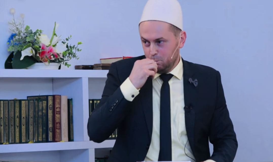 Hoxha këshillon të thyhet rutina, kënaqet me lëpirëse në xhami (VIDEO)