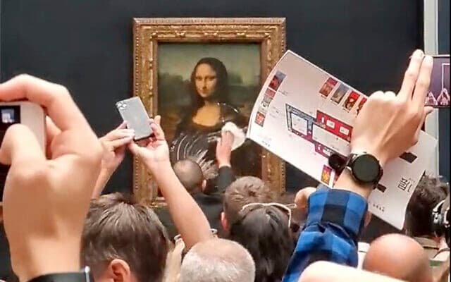 Burri i maskuar si grua, e lyen me tortë pikturën e Moza Lizës (VIDEO)