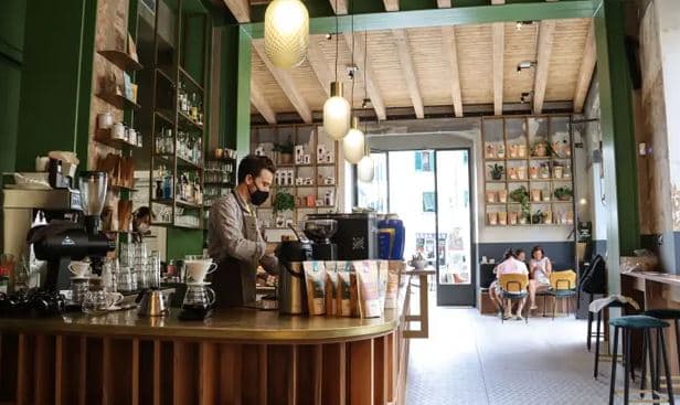 Klienti ankohet në polici pasi espresso kushtoi 2 euro, lokali gjobitet me 1000 euro