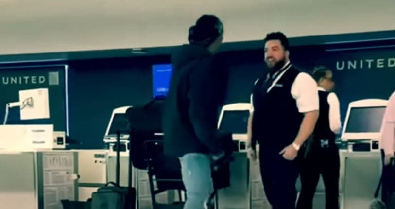 Punëtori i aeroportit dhe pasagjeri rrahen mes vete (VIDEO)