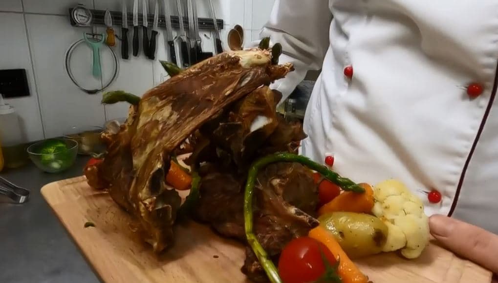 Ja se si të përgatitet mishi i edhit me perime (VIDEO)
