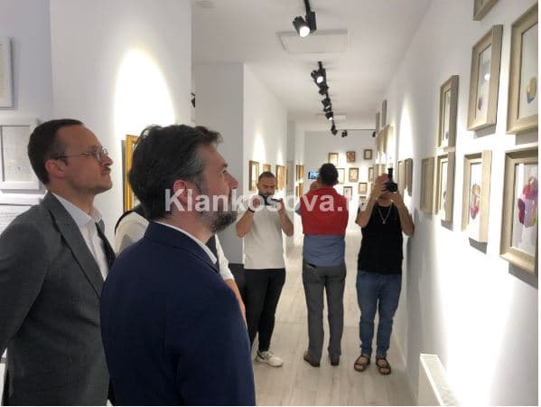 Ministri Çeku viziton ekspozitën kushtuar masakrës së Llashticës në Gjilan (FOTO)