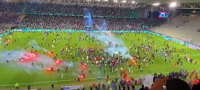 Tifozët e sulmojnë ekipin e Saint-Etienne pas rënies nga liga (VIDEO)