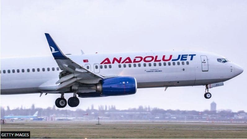 Piloti turk e ndalon fluturimin pasi pasagjerët kishin në telefona fotografi të aksidenteve