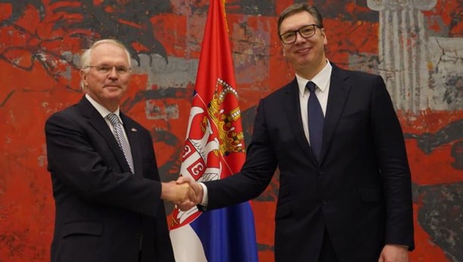 Pas deklaratës që të mos bëhen krahasime mes Kosovës dhe Ukrainës, Hill takohet me Vuçiqin