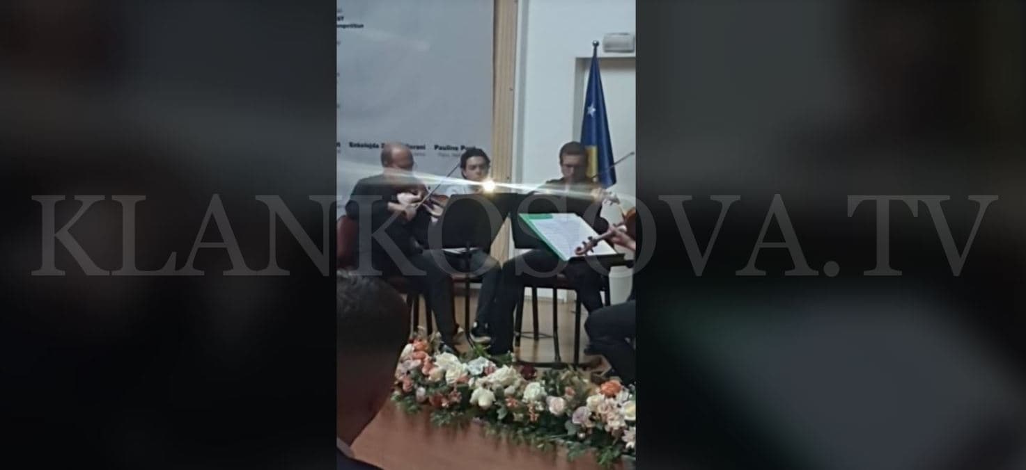 S’ka rrymë, instrumentistët përdorin telefonat për ndriçim në “Chopin Piano Fest Prishtina” (VIDEO)