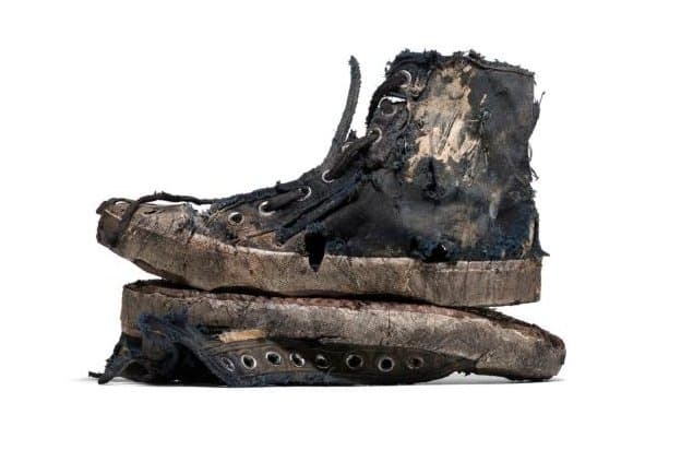 Balenciaga hedh në shitje atlete të grisura për njëmijë e 850 dollarë