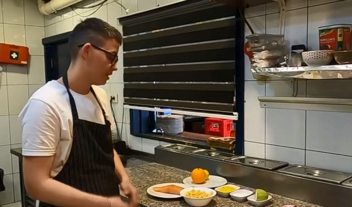 Si përgatiten pasta tagliatelle me salmon? (VIDEO)