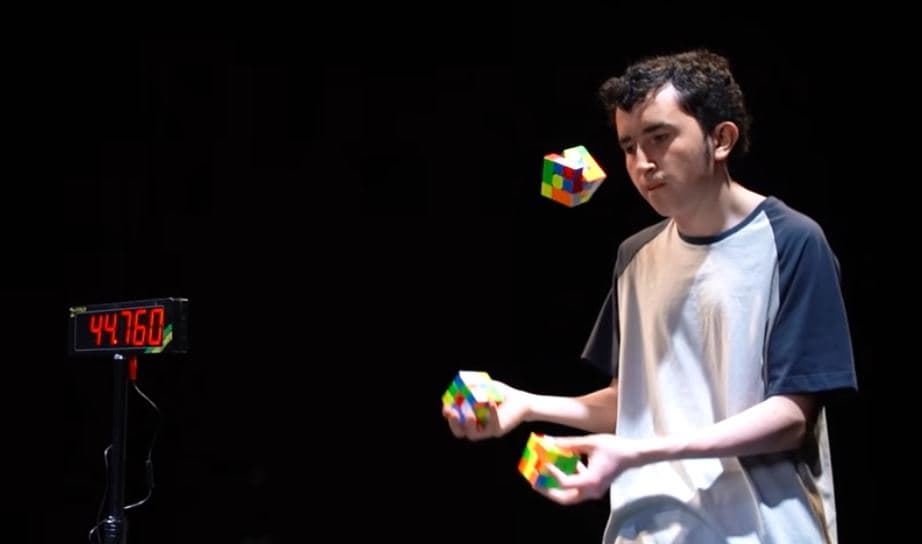 Adoleshenti kolumbian zgjidh tre kube të Rubikut teksa bën xhonglime (VIDEO)
