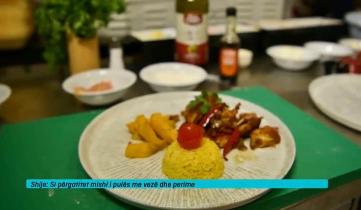 Si përgatitet mishi i pulës me vezë dhe perime? (VIDEO)