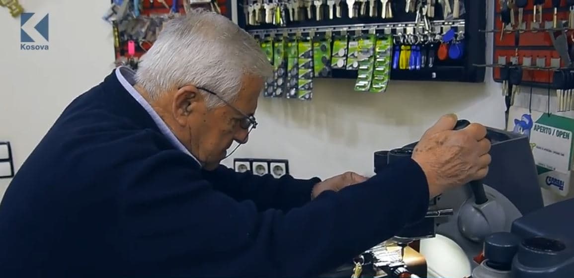 Myfit Perolli, jeta mes mjeshtrit të çelësave dhe kërcimit me parashutë (VIDEO)
