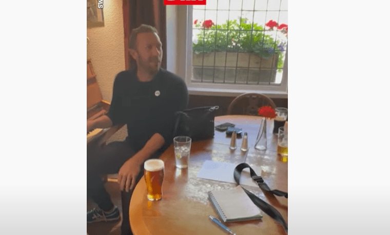 Chris Martin "pushton" një pijetore familjare, luan këngën e bendit të tij (VIDEO)