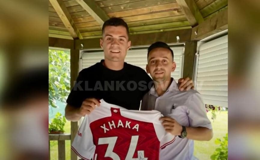 Xhaka në Kosovë, befason fansat me fanella - 19.06.2022 - Klan Kosova