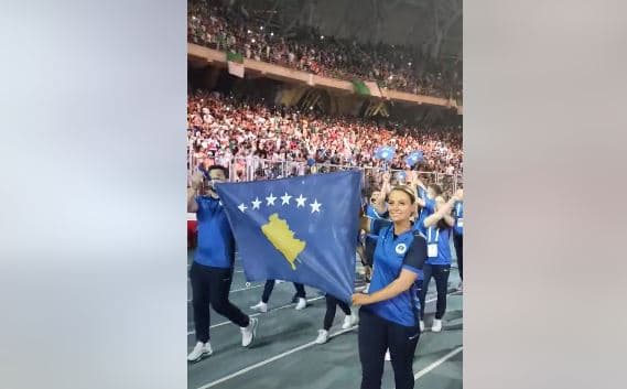 Mijëra algjerianë brohorasin Kosova, në ceremoninë hapëse të Lojërave Mesdhetare (VIDEO)