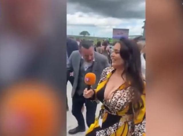 Gazetarja e sportit goditet në të pasmet teksa merr deklaratë (VIDEO)