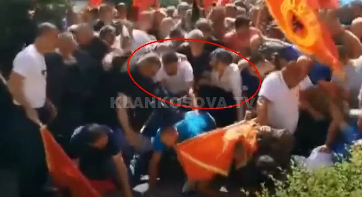 Shikoni se çka heqin gazetarja dhe kameramani i Klan Kosovës gjatë protestës së veteranëve (VIDEO)