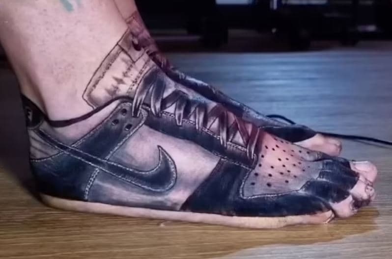 U lodh duke blerë të reja, burri i bën tatuazh atletet Nike në të dyja këmbët