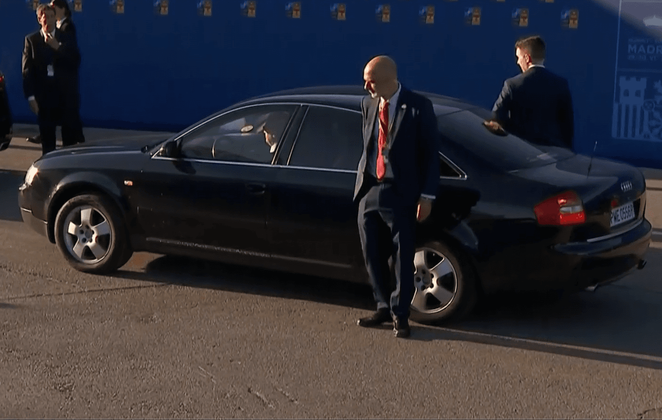 Stoltenberg vjen me Audi të “lodhtë” në samitin e NATO-s (VIDEO)