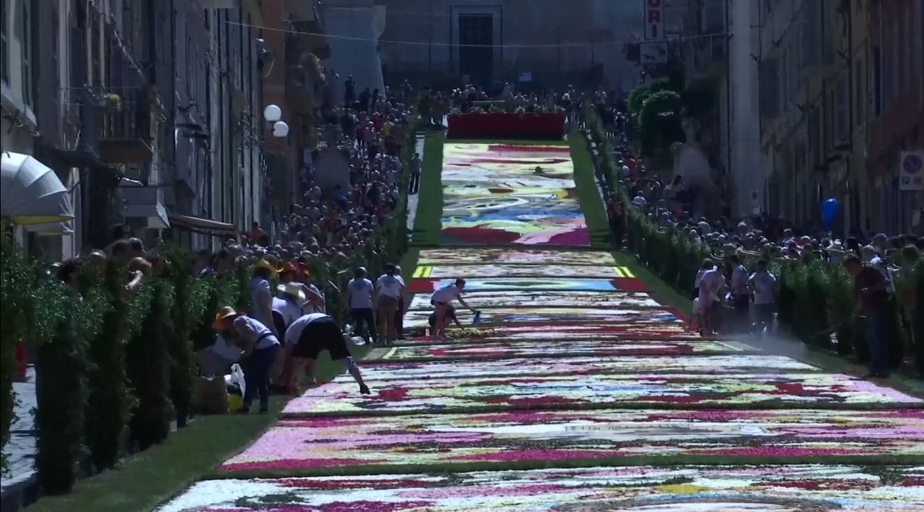 Petalet dhe farat e kthejnë rrugën italiane në vëpër arti me lule (VIDEO)