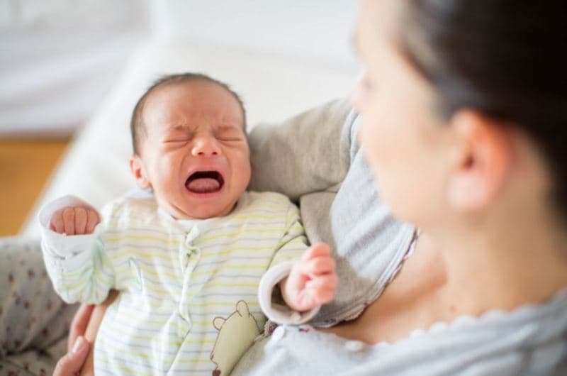 Shenjat që tregojnë se qarja e foshnjës suaj është serioze