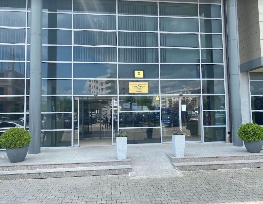 Kreu grabitje në dy markete, dënohet me 5 vjet burgim