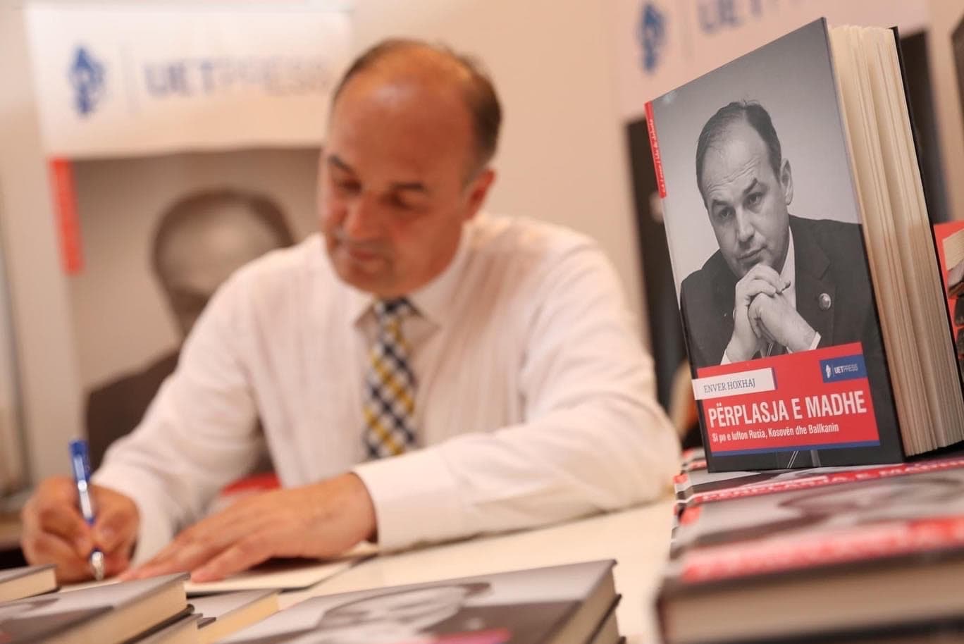 Edi Rama në Prishtinë, merr pjesë në promovimin e librit të Enver Hoxhajt
