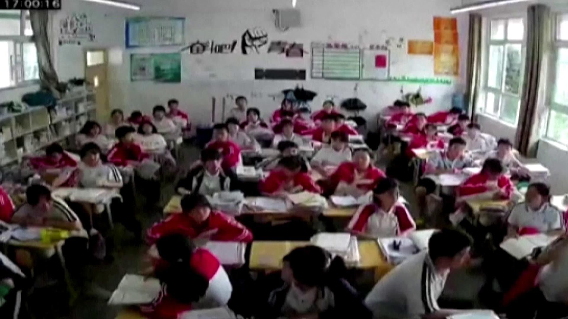 Momenti kur tërmeti dridh klasën në shkollën kineze (VIDEO)