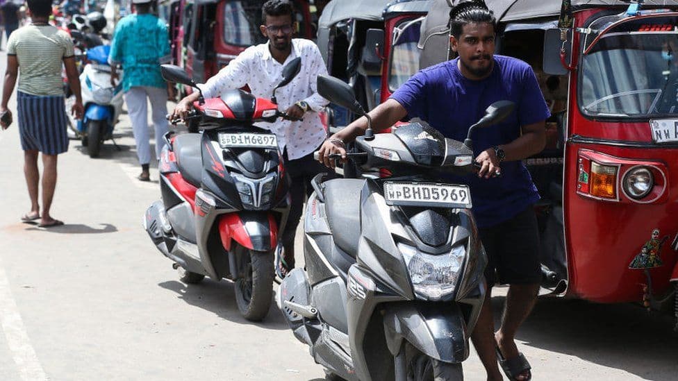 Pezullohet shitja e naftës për mjetet jo të domosdoshme në Sri Lanka