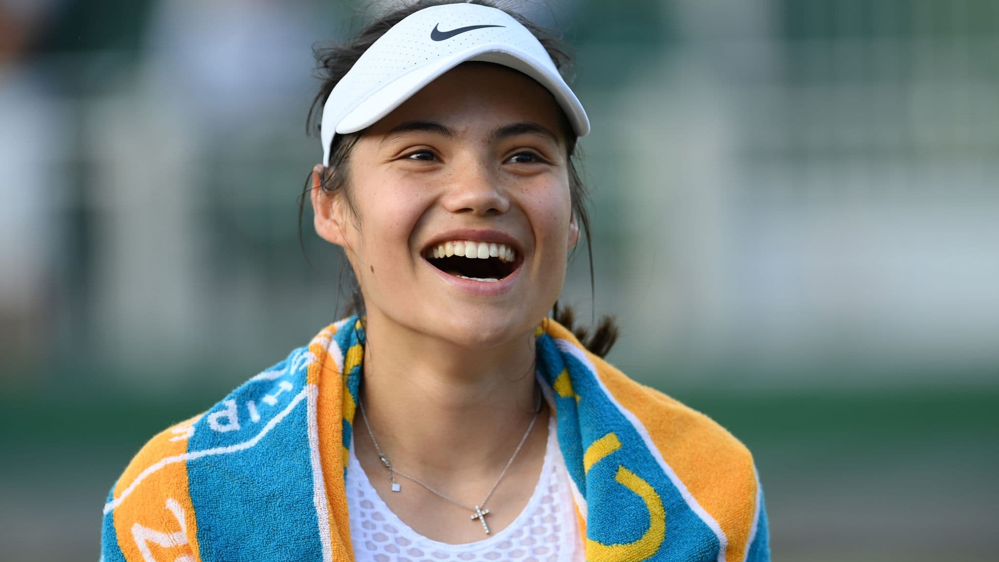 Raducanu e kalon lehtë rundin e parë të Wimbledonit