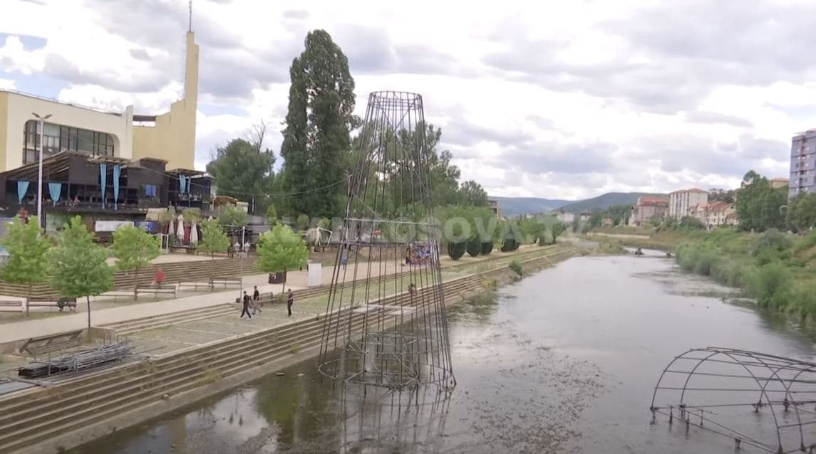 Me konstruksionet metalike, imitohet monumenti i minatorëve (VIDEO)