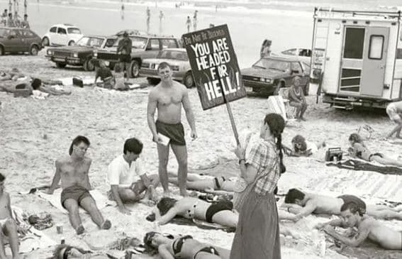 Viti 1980: Gruaja paralajmëron njerëzit se veshjet e tyre të plazhës do t'i dërgojnë në ferr (FOTO)
