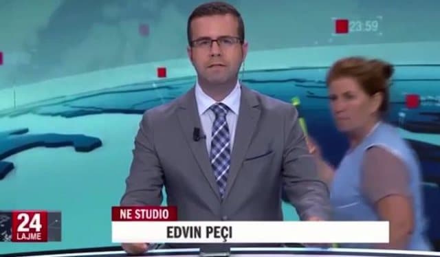 Mirëmbajtësja hyn gjatë lajmeve, momenti bëhet viral (VIDEO)