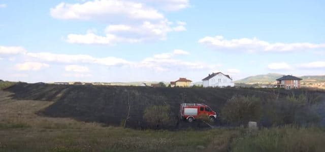 Djegia e kashtës s’i pasuron arat, i dëmton ato (VIDEO)