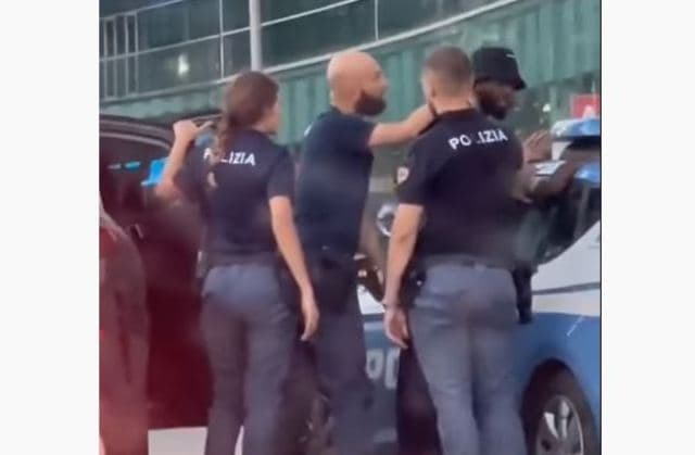 Ylli i Milanit arrestohet gabimisht, shikoni reagimin e policit kur e kupton se kush është (VIDEO)