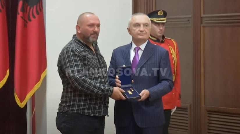 Meta dekoron 3 dëshmorë “të luftës së shenjtë” të UÇK-së (VIDEO)