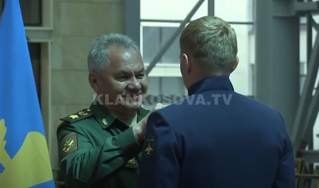 Shojgu shpërblen rusët që pushtuan Ukrainën (VIDEO)