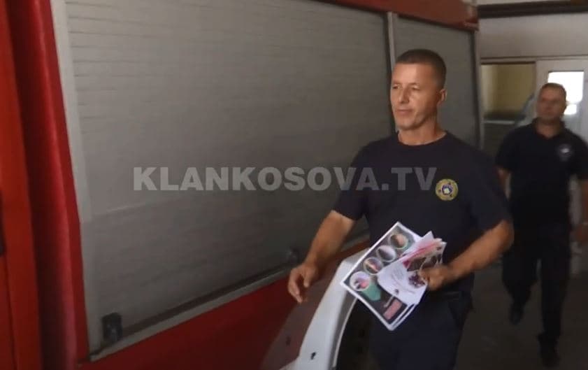 Zjarrfikësit i luftojnë flakët, më broshura (VIDEO)