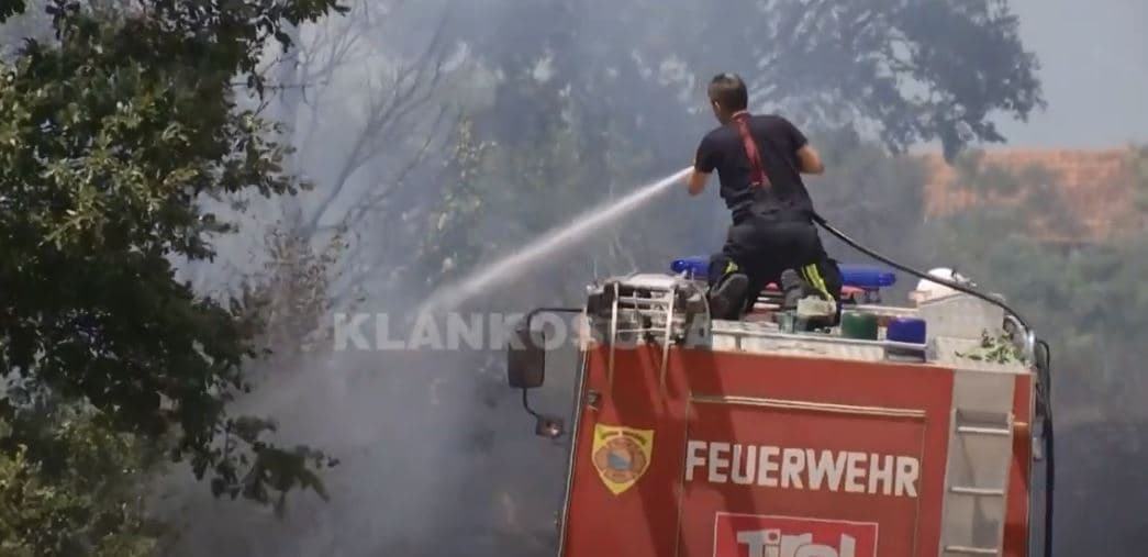 Flaka e tymi iu afruan shtëpisë, banorët ikin për 10 minuta (VIDEO)