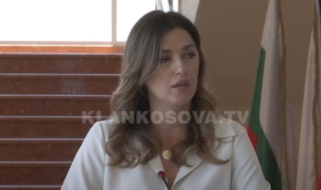 Haxhiu thërret gazetarët, “lëvdohet” e thur falënderime (VIDEO)