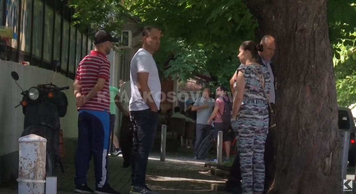 Shitësit ndiqen nga tregu i kalldrëmtë, ata s’pajtohen (VIDEO)