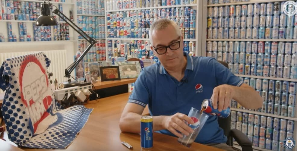 Italiani grumbullon një koleksion prej mbi 12 mijë kanaçesh të ndryshme Pepsi (VIDEO)