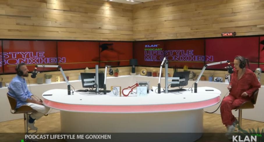 Dikur përkthyes e zjarrfikës, tani moderator i famshëm (VIDEO)