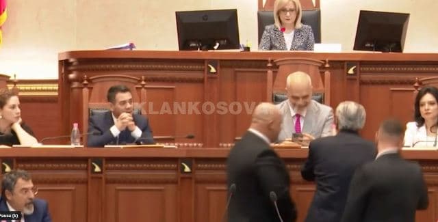 Kush në Tiranë ia nguli më shumë “thikën pas shpine” Thaçit? (VIDEO)