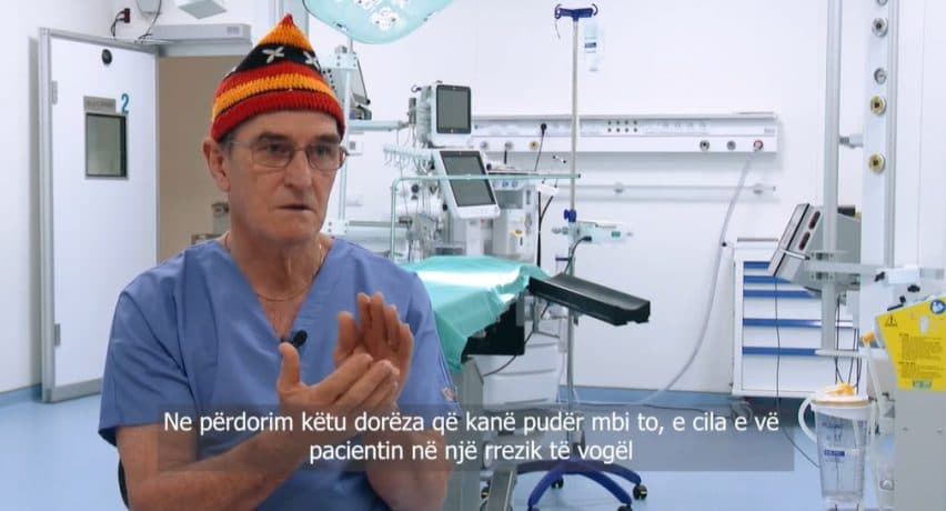 Doktori australian, që operoi 300 fëmijë në Kosovë, ankohet për mungesë të mjeteve elementare
