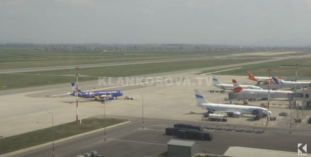 Aeroplani goditet nga vetëtima, tmerrohen udhëtarët (VIDEO)